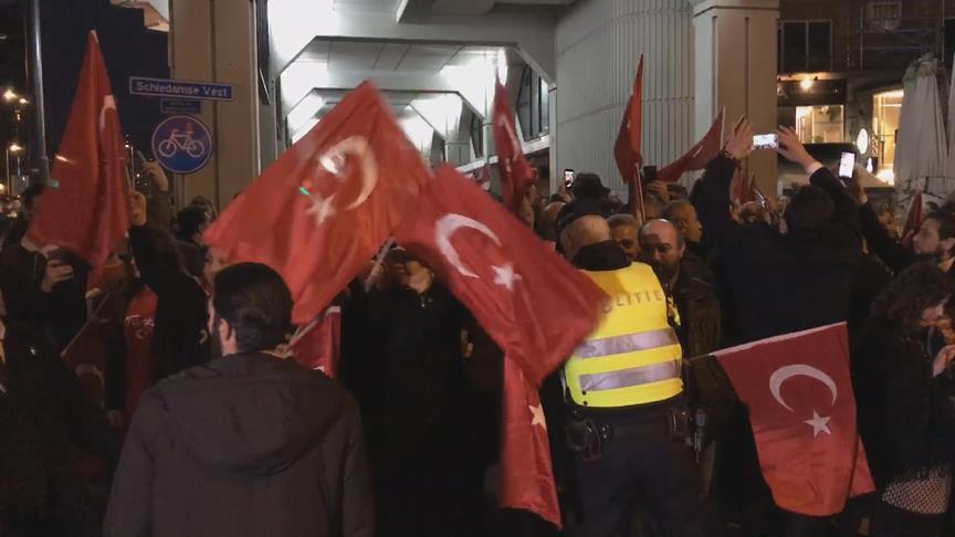 Hollanda'da yaşayan Türkler Rotterdam'da konsolosluk binası önünde topla 1