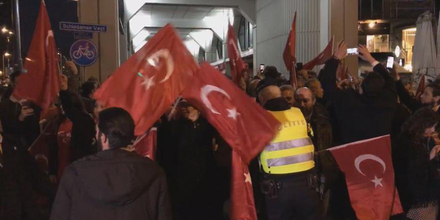 Hollanda'da yaşayan Türkler Rotterdam'da konsolosluk binası önünde topla