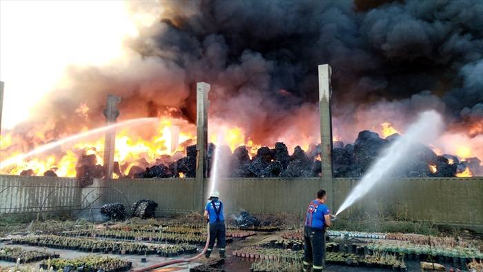 Adana'da geri dönüşüm tesisinin bahçesinde çıkan yangına müdahale ediliyor 2