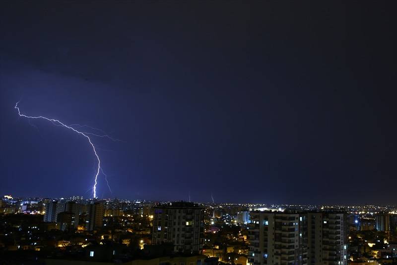 Adana'da şimşekler gökyüzünü aydınlattı 2