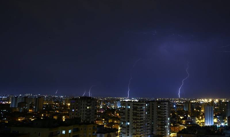 Adana'da şimşekler gökyüzünü aydınlattı 3