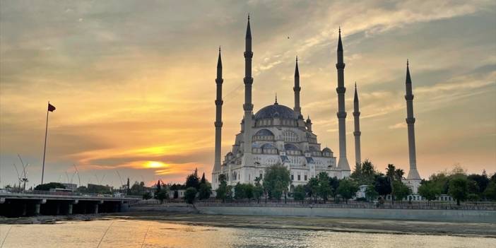 Adana'da gün batımı ve Merkez Camii