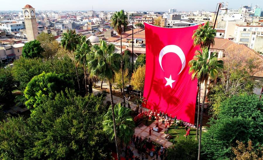 Türkiye’nin ilk en büyük Türk bayrağı Adana'da yeniden asıldı 1