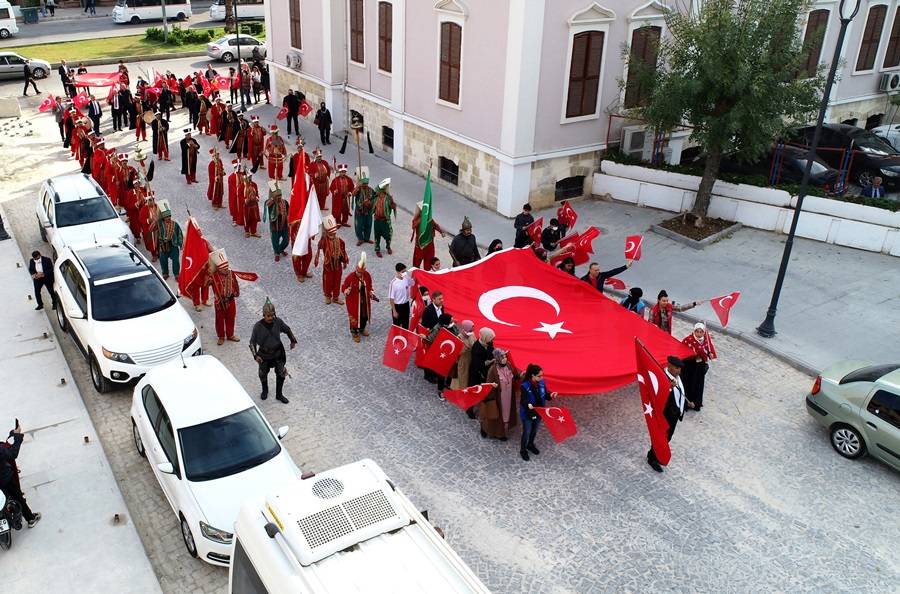 Türkiye’nin ilk en büyük Türk bayrağı Adana'da yeniden asıldı 11