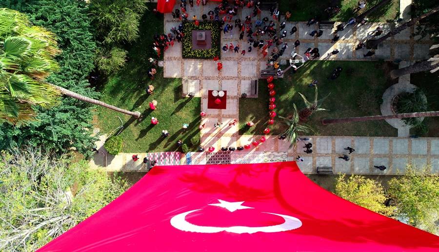 Türkiye’nin ilk en büyük Türk bayrağı Adana'da yeniden asıldı 12
