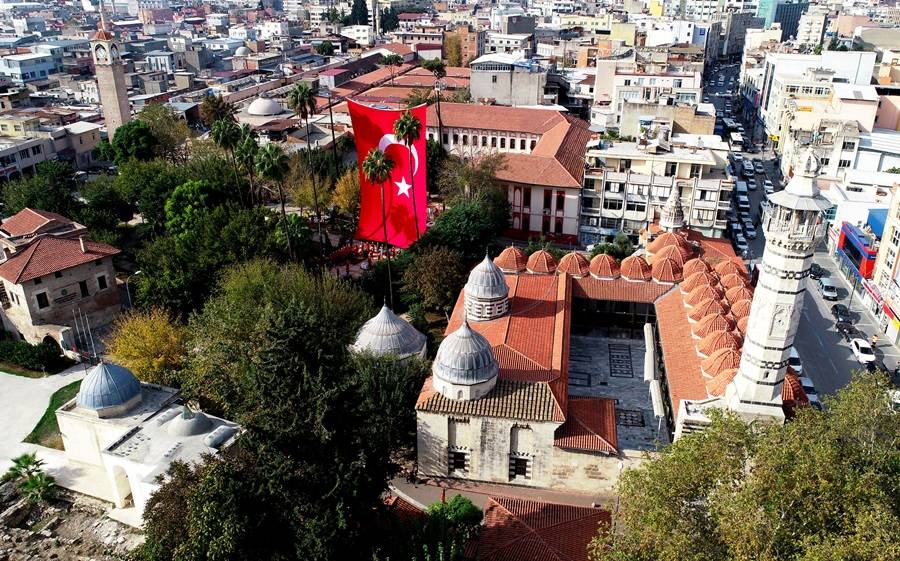 Türkiye’nin ilk en büyük Türk bayrağı Adana'da yeniden asıldı 13
