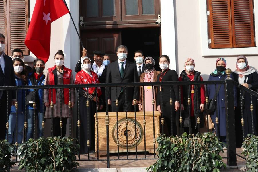 Türkiye’nin ilk en büyük Türk bayrağı Adana'da yeniden asıldı 14