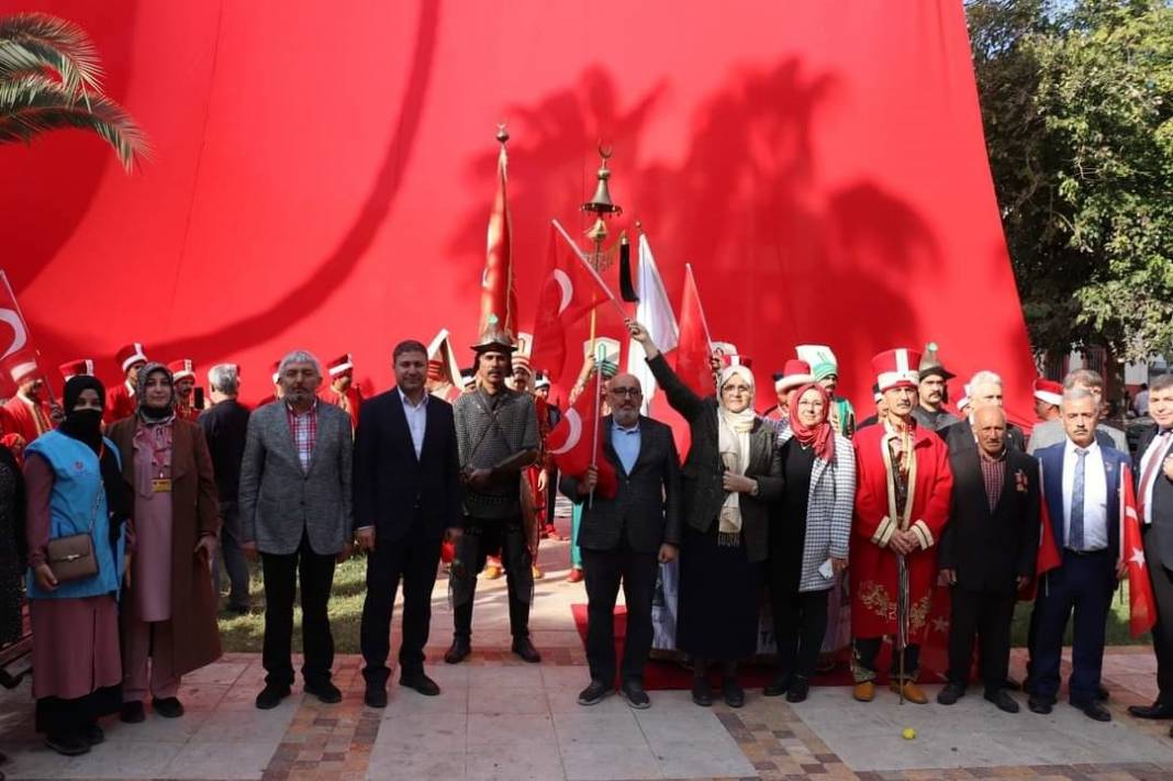 Türkiye’nin ilk en büyük Türk bayrağı Adana'da yeniden asıldı 16