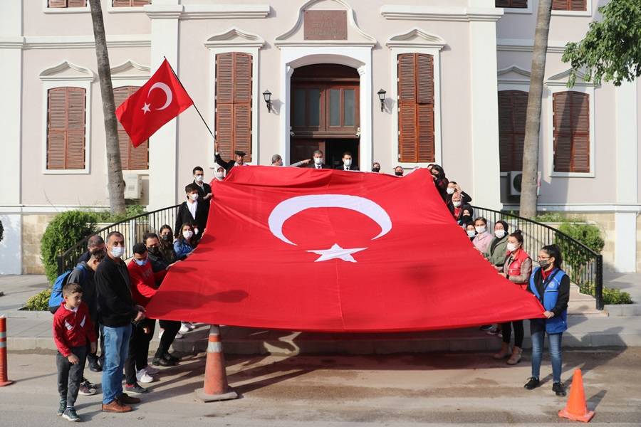 Türkiye’nin ilk en büyük Türk bayrağı Adana'da yeniden asıldı 2