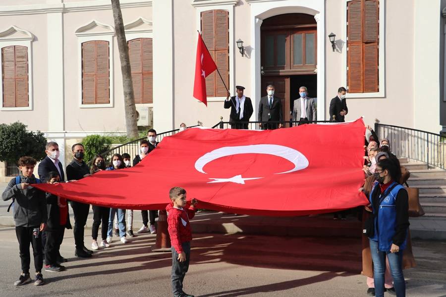 Türkiye’nin ilk en büyük Türk bayrağı Adana'da yeniden asıldı 3