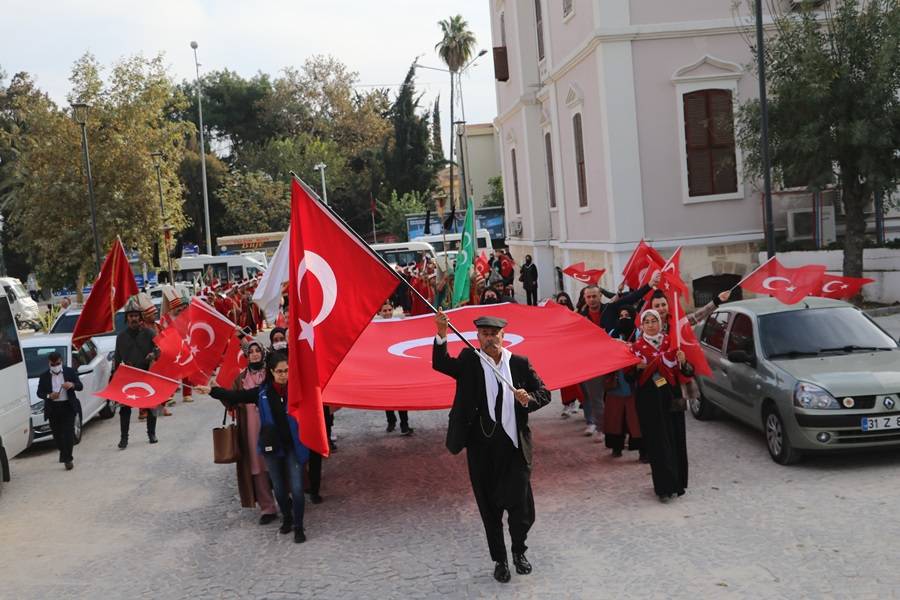 Türkiye’nin ilk en büyük Türk bayrağı Adana'da yeniden asıldı 4