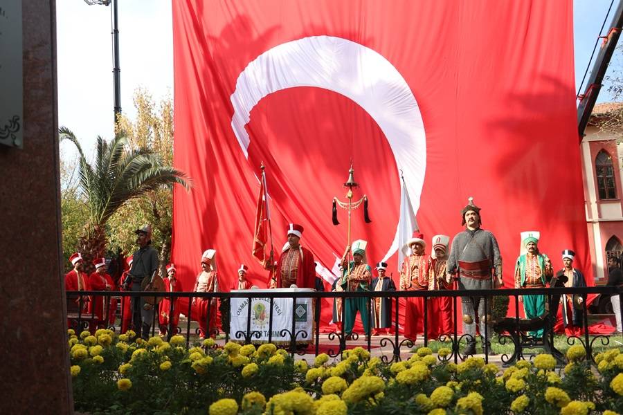 Türkiye’nin ilk en büyük Türk bayrağı Adana'da yeniden asıldı 5