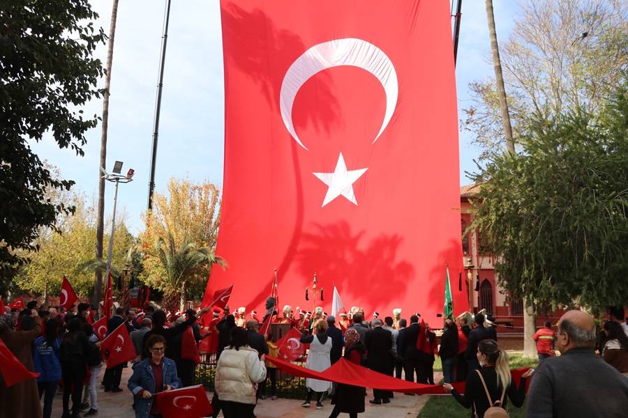 Türkiye’nin ilk en büyük Türk bayrağı Adana'da yeniden asıldı 6