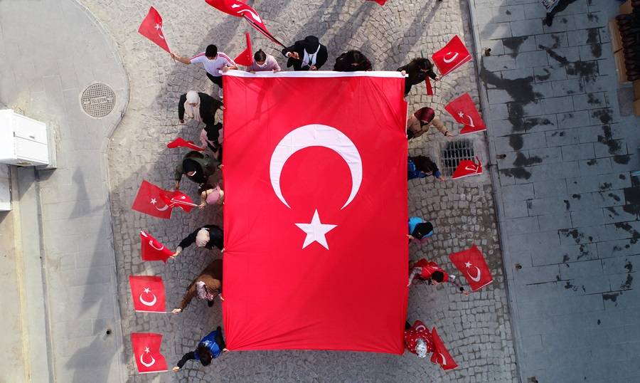 Türkiye’nin ilk en büyük Türk bayrağı Adana'da yeniden asıldı 9