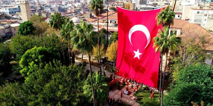 Türkiye’nin ilk en büyük Türk bayrağı Adana'da yeniden asıldı