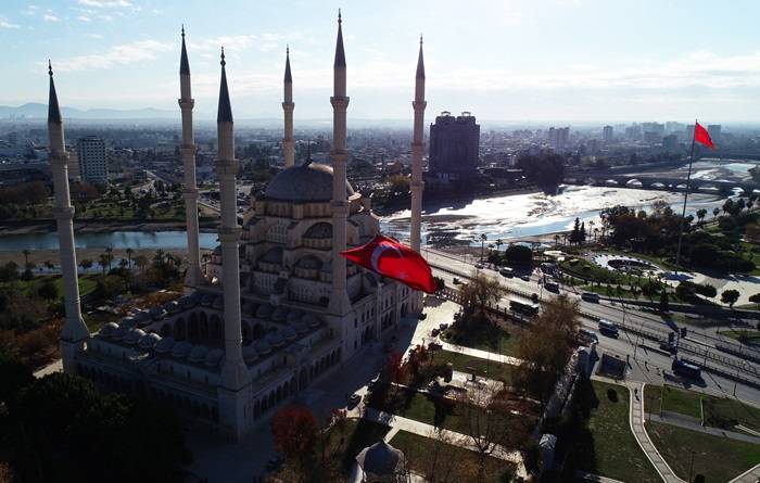 Türkiye’nin en büyük ilk bayrağı Merkez Camisi’nde dalgalandırıldı. 1