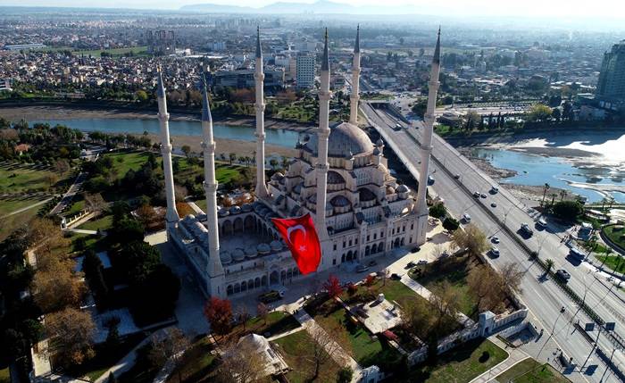 Türkiye’nin en büyük ilk bayrağı Merkez Camisi’nde dalgalandırıldı. 4