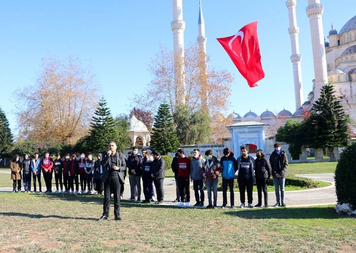Türkiye’nin en büyük ilk bayrağı Merkez Camisi’nde dalgalandırıldı. 5