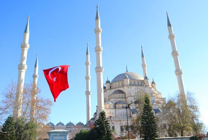 Türkiye’nin en büyük ilk bayrağı Merkez Camisi’nde dalgalandırıldı. 6