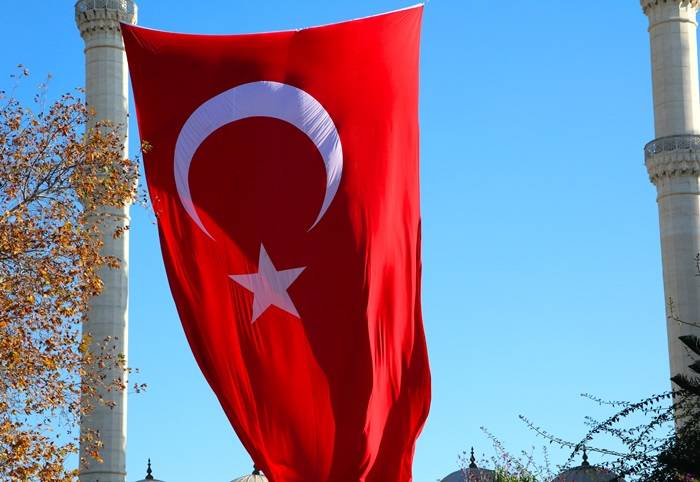 Türkiye’nin en büyük ilk bayrağı Merkez Camisi’nde dalgalandırıldı. 7