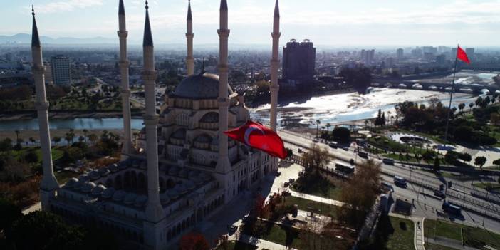 Türkiye’nin en büyük ilk bayrağı Merkez Camisi’nde dalgalandırıldı.