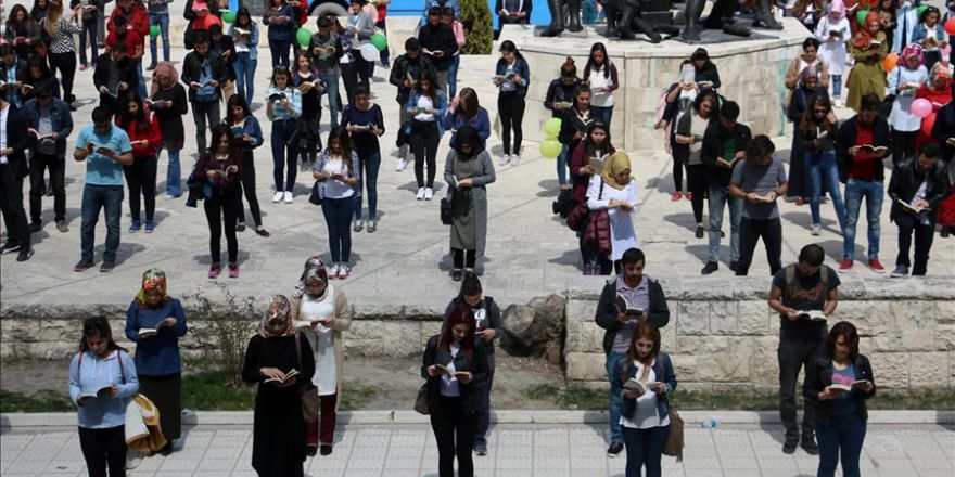 Üniversiteli gençler hem okuyup hem yürüdü