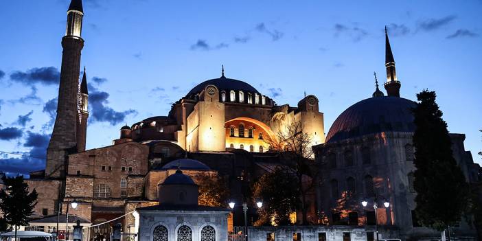 Ayasofya-i Kebir Camii'nde 88 yıl sonra ilk teravih namazı kılındı