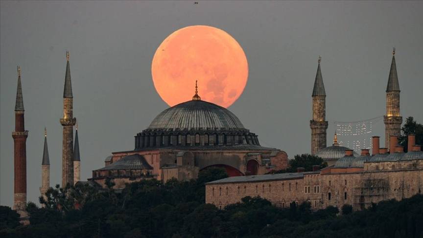 İstanbul'da dolunay kentin simge noktalarıyla fotoğraf karelerine yansıdı 1