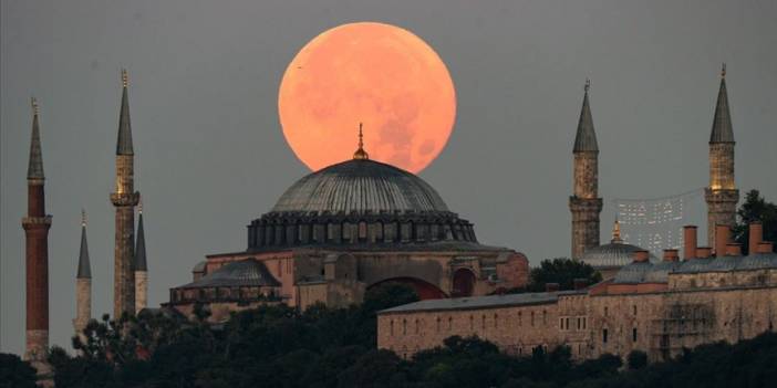 İstanbul'da dolunay kentin simge noktalarıyla fotoğraf karelerine yansıdı