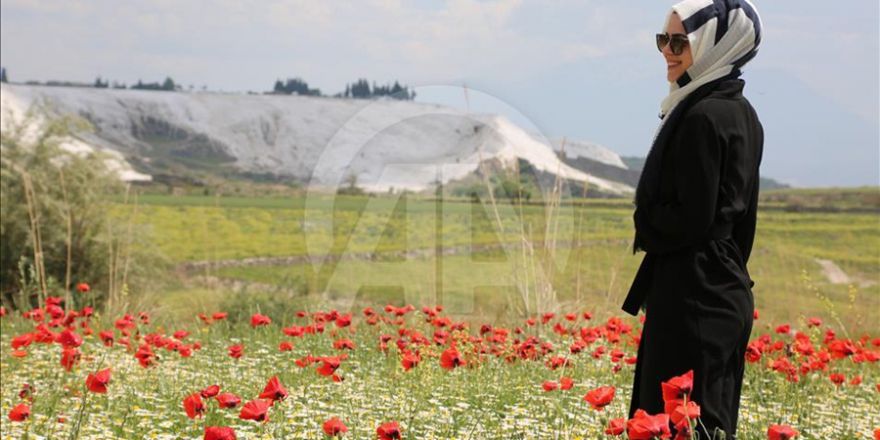 "Beyaz Cennet" Pamukkale'de renk çümbüşü