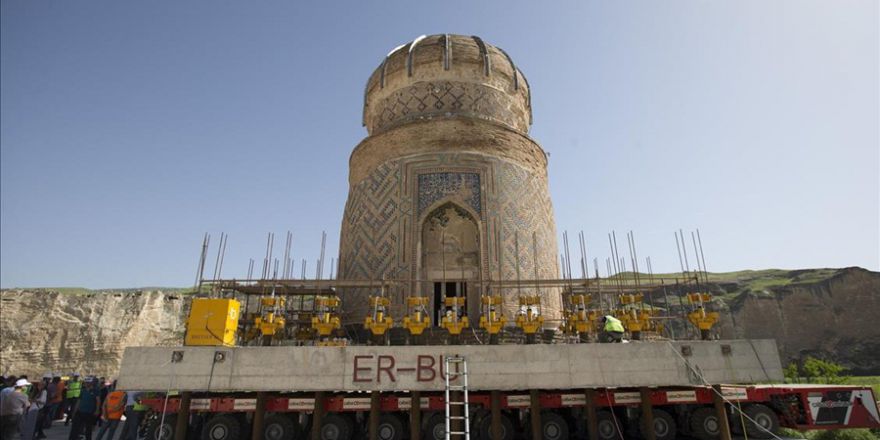 Tarihi Zeynel Bey Türbesi'nin taşınma süreci başladı