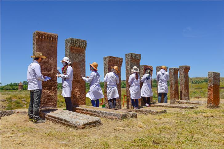 Ahlat'taki İslam mezarlığında restorasyon çalışması 1