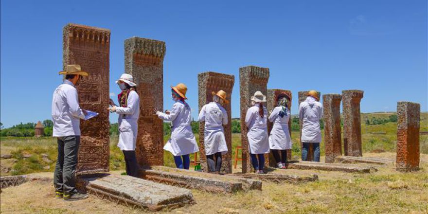 Ahlat'taki İslam mezarlığında restorasyon çalışması