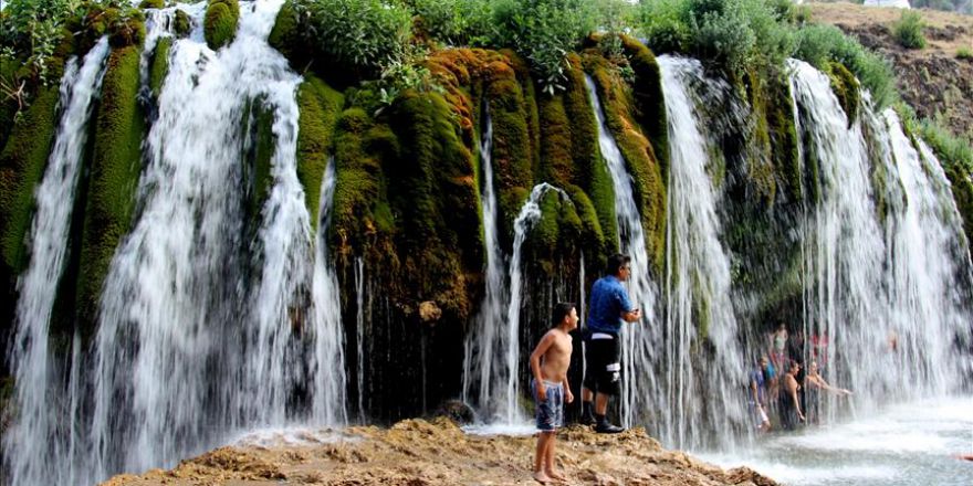 Sıcaktan bunalanlar Küp Şelaleri'nde serinliyor