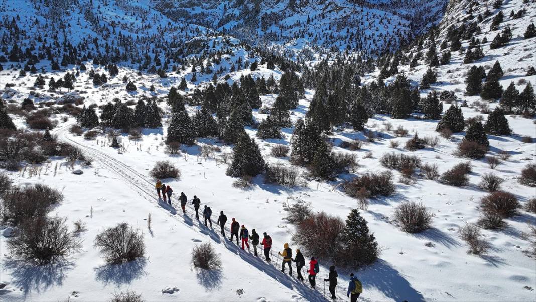 ADANAPOST FOTO GALERİ - Doğa sporcuları Aladağlar'ın karla kaplı eteklerinde sınırlarını zorluyor 9
