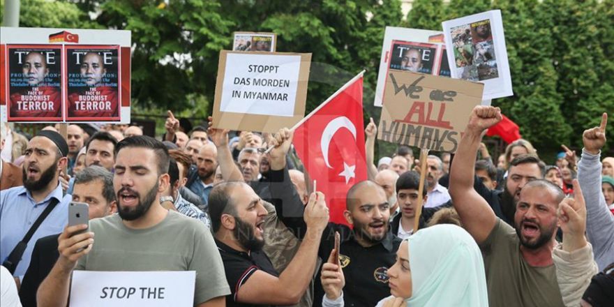 Arakanlı Müslümanlara yönelik katliamlara tepkiler