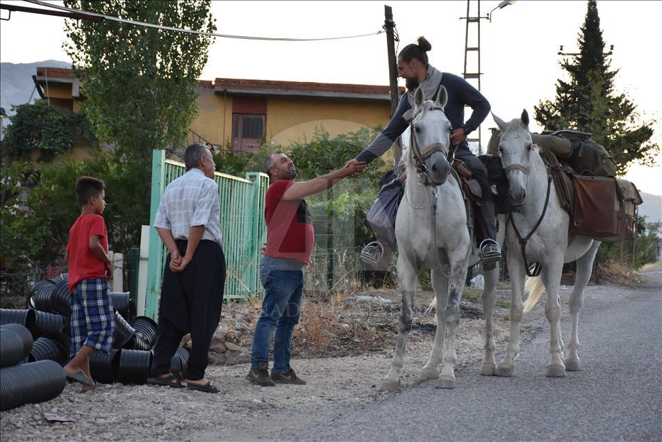 Polonya'dan Kudüs'e gitmek için 9 aydır at sırtında 1