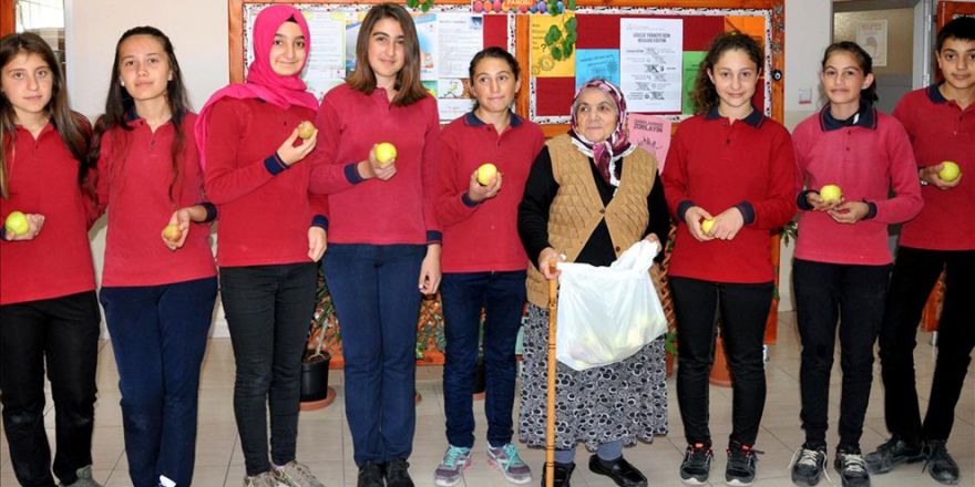 "Dürüstlük dolabı" meyvelerini verdi