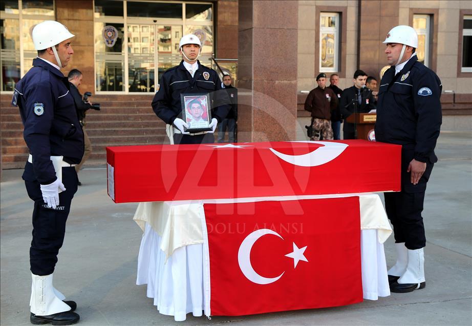 Diyarbakır'da şehit polis için tören 1