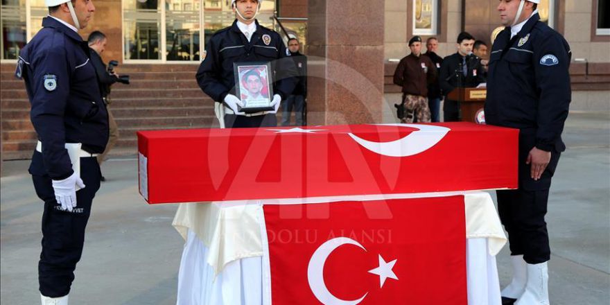 Diyarbakır'da şehit polis için tören