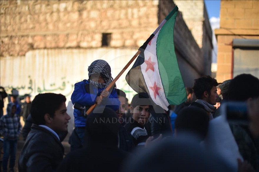 Suriye'de bombardıman altındaki Halep'e destek gösterisi 1