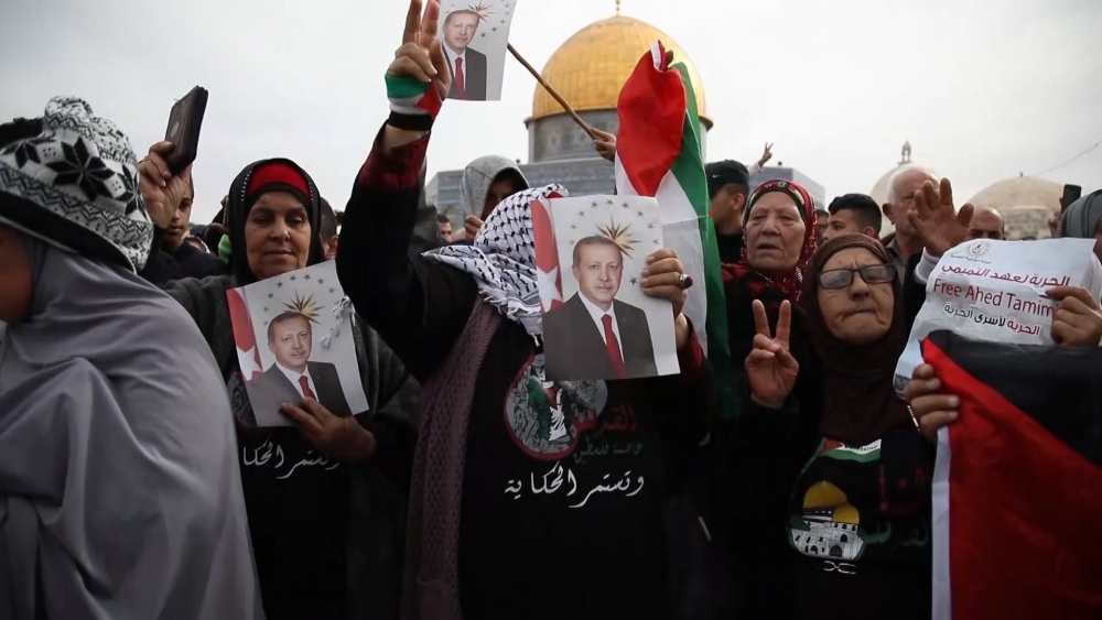 Mescid-i Aksa’daki teşekkür gösterisinde Erdoğan fotoğrafları ve Türkiye 1