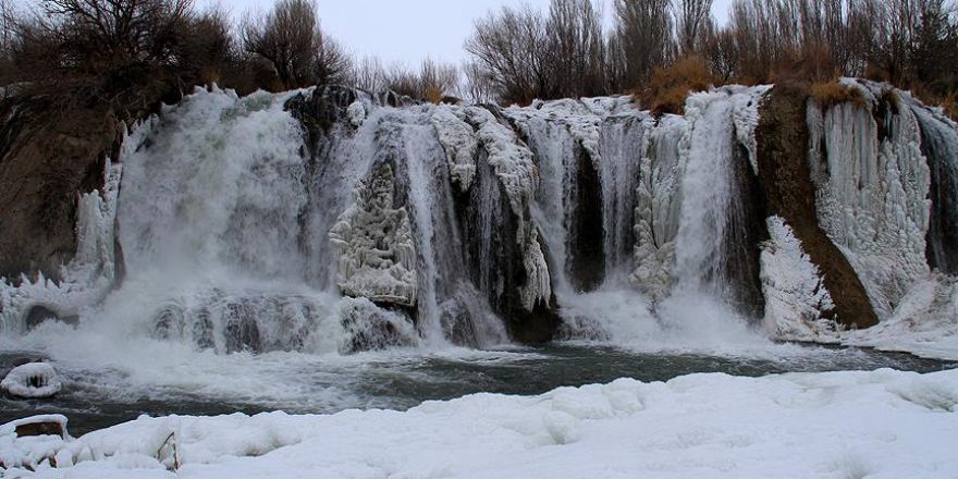 Muradiye Şelalesi kısmen dondu