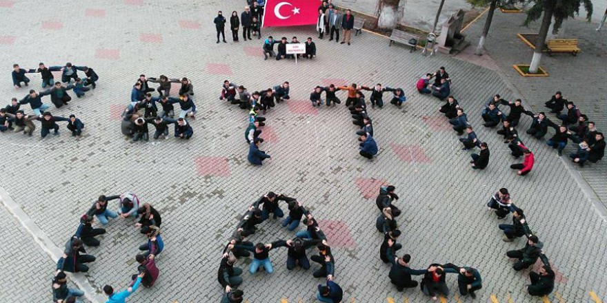 Öğrencilerden Zeytin Dalı Harekatı koreografisi