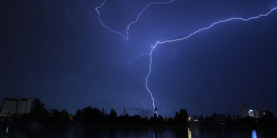 Adana'da şimşekli gece