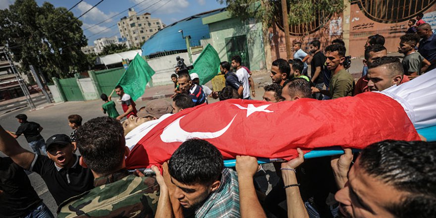 Gazze şehidini Türk bayrağıyla uğurladı