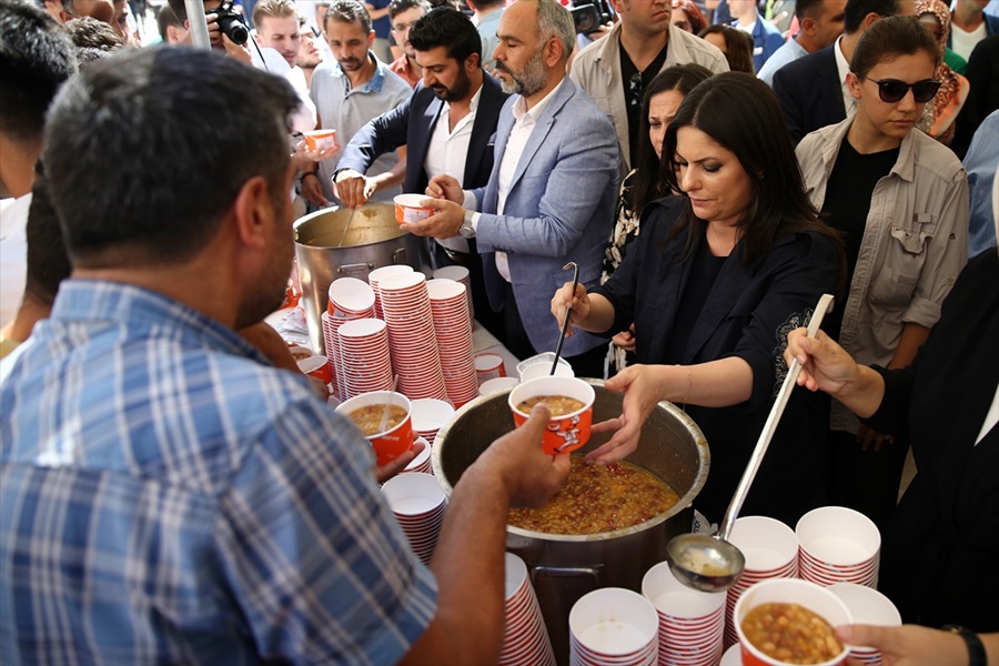 AK Parti'li Jülide Sarıeroğlu'ndan aşure ikramı 1