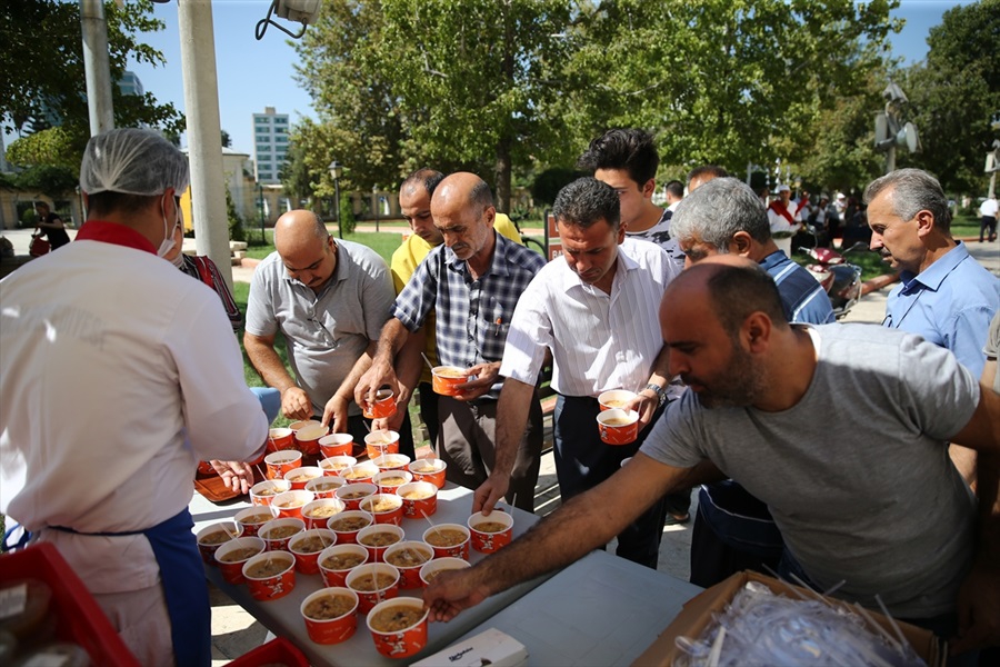 AK Parti'li Jülide Sarıeroğlu'ndan aşure ikramı 4