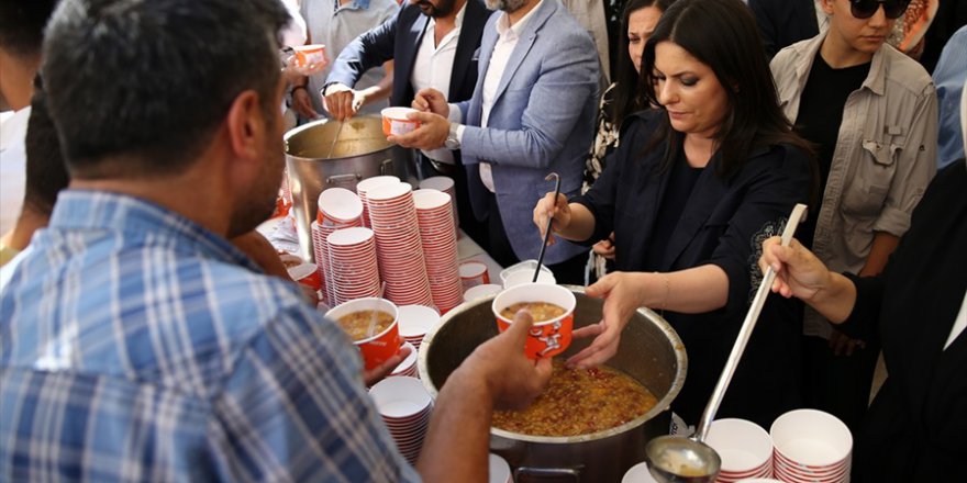 AK Parti'li Jülide Sarıeroğlu'ndan aşure ikramı