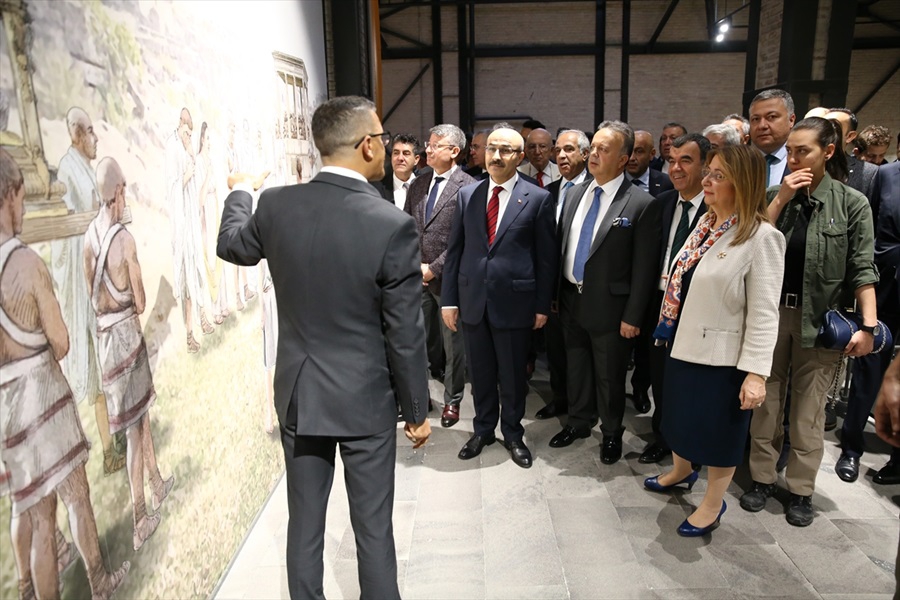 Bakan Pekcan, Adana Müzesi ve Valiliği ziyaret etti 6